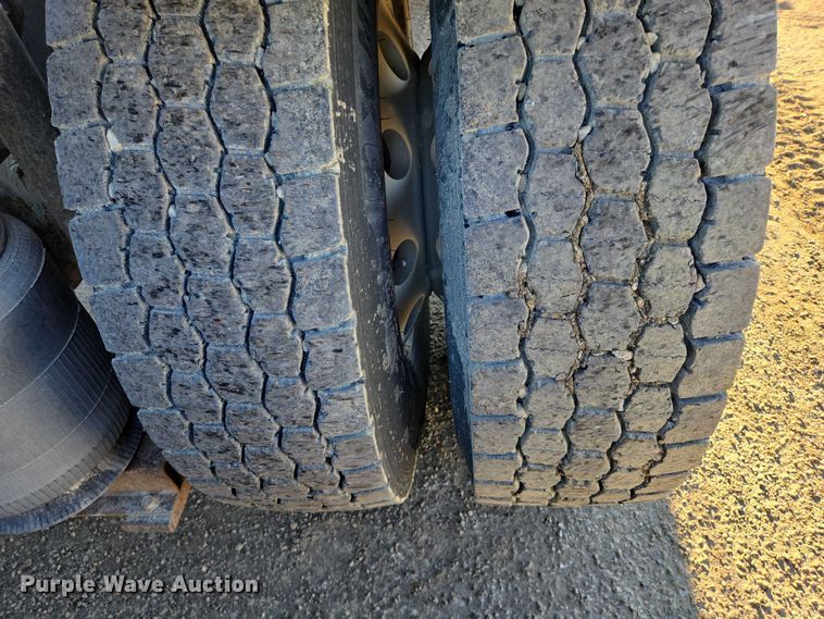 image for item EB1181 2007 Mack Vision semi truck