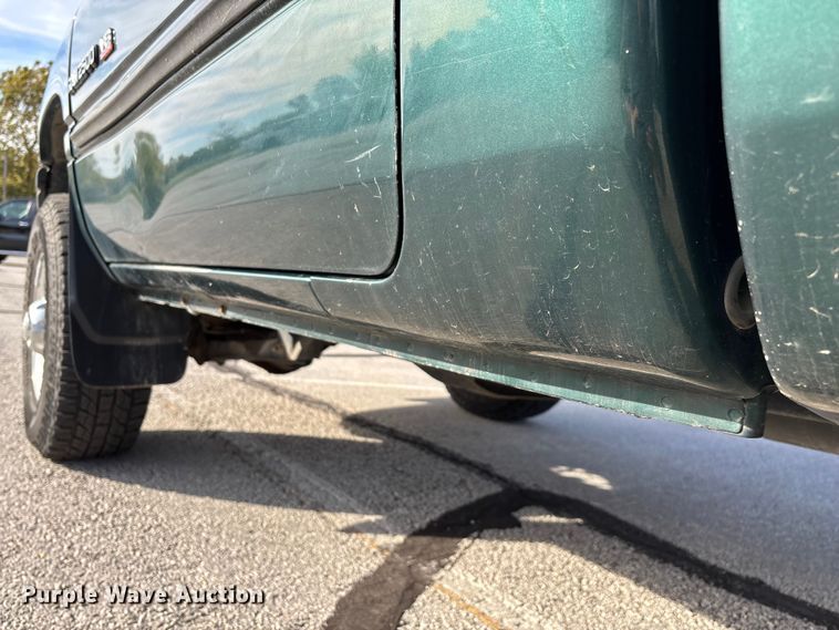 image for item ED2340 2001 Dodge Ram 2500 pickup truck