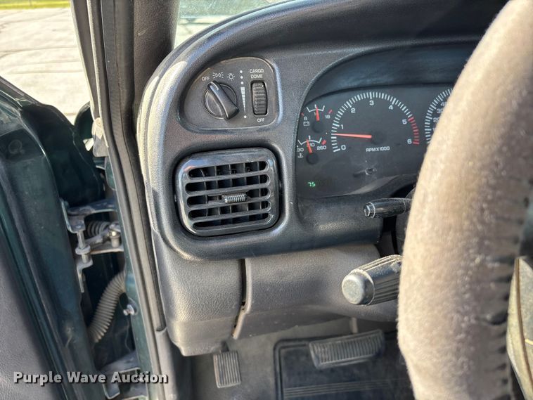 image for item ED2340 2001 Dodge Ram 2500 pickup truck