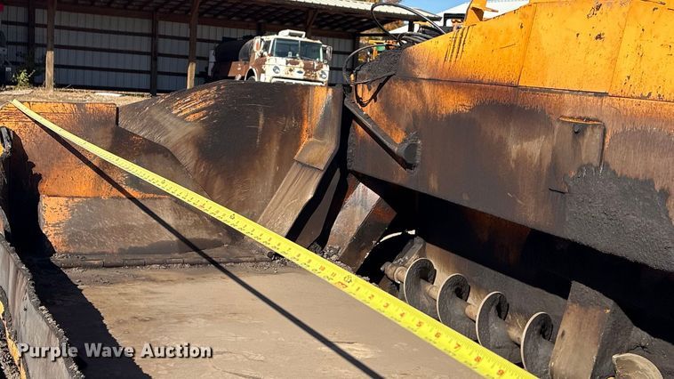 image for item EG8280 2005 LeeBoy L1000 T paver