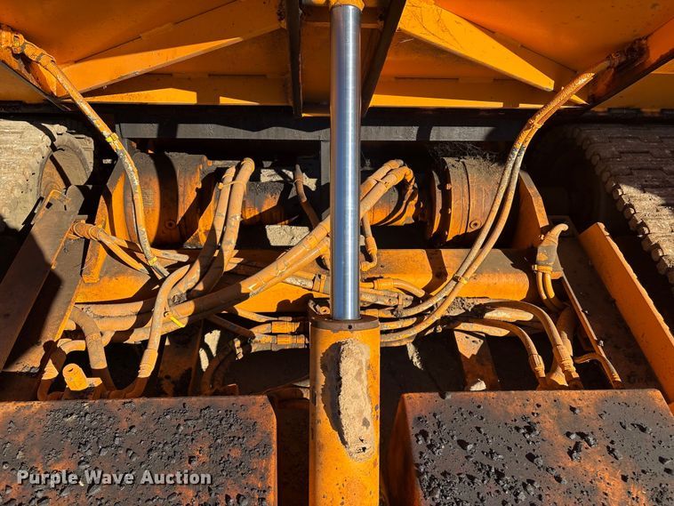 image for item EG8280 2005 LeeBoy L1000 T paver