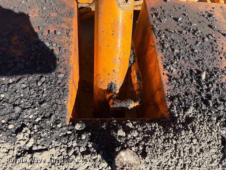 image for item EG8280 2005 LeeBoy L1000 T paver