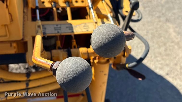 image for item EG8280 2005 LeeBoy L1000 T paver