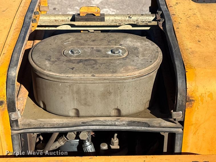 image for item EG8280 2005 LeeBoy L1000 T paver