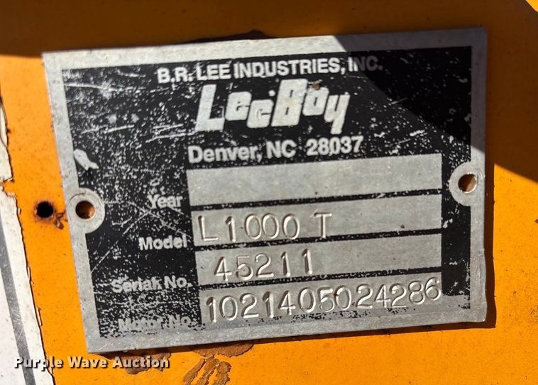 image for item EG8280 2005 LeeBoy L1000 T paver