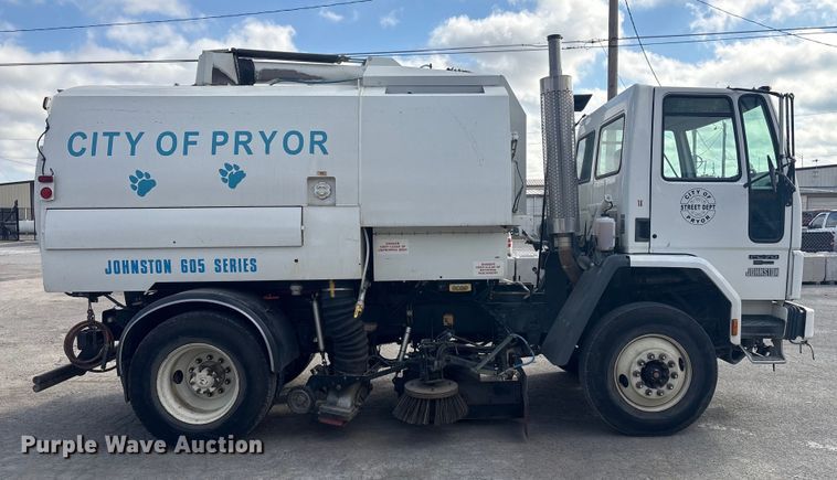 image for item EG8283 2002 Freightliner FC70 street sweeper