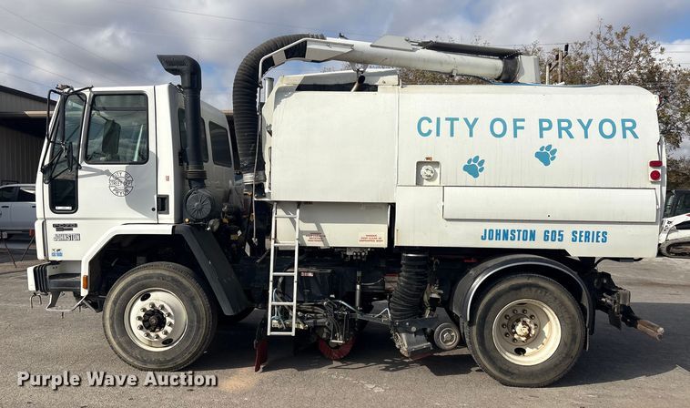 image for item EG8283 2002 Freightliner FC70 street sweeper