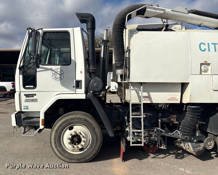 image for item EG8283 2002 Freightliner FC70 street sweeper