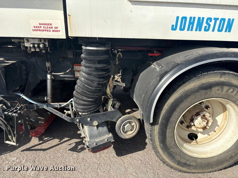 image for item EG8283 2002 Freightliner FC70 street sweeper