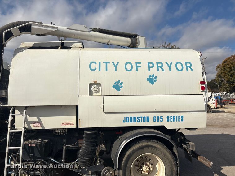 image for item EG8283 2002 Freightliner FC70 street sweeper