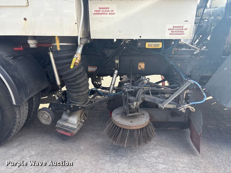 image for item EG8283 2002 Freightliner FC70 street sweeper