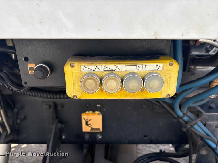 image for item EG8283 2002 Freightliner FC70 street sweeper