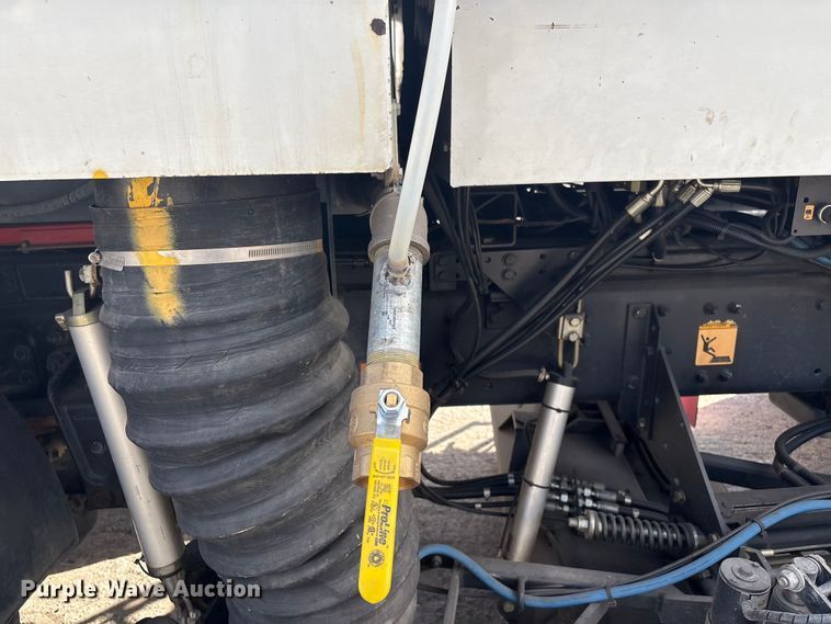 image for item EG8283 2002 Freightliner FC70 street sweeper