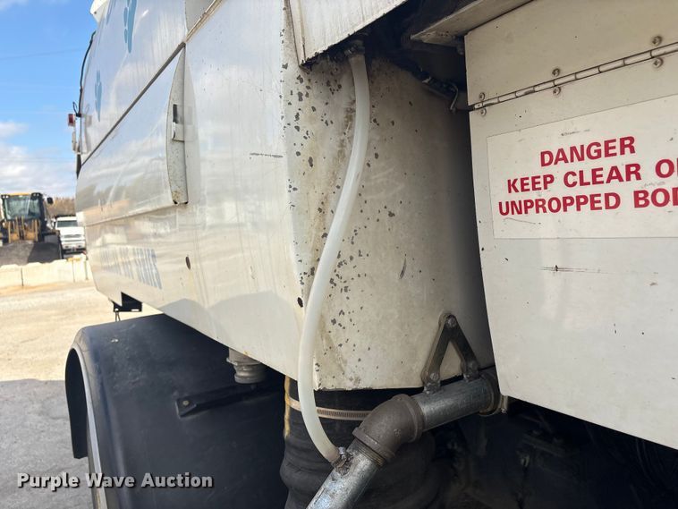 image for item EG8283 2002 Freightliner FC70 street sweeper