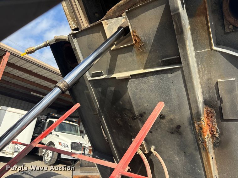 image for item EG8283 2002 Freightliner FC70 street sweeper