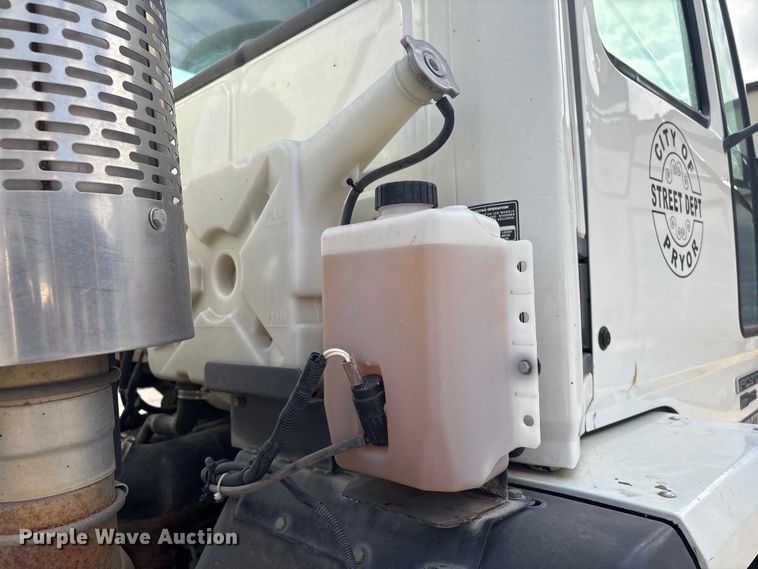 image for item EG8283 2002 Freightliner FC70 street sweeper