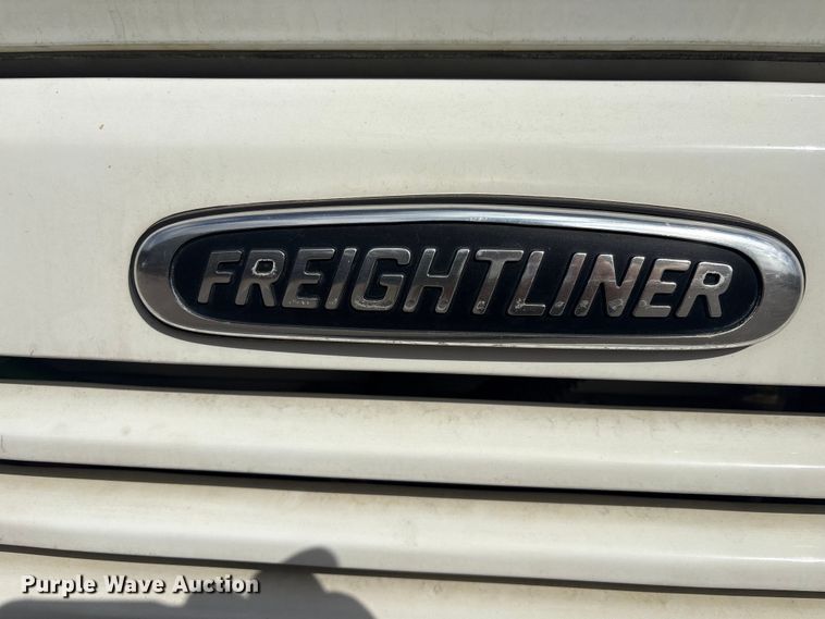 image for item EG8283 2002 Freightliner FC70 street sweeper