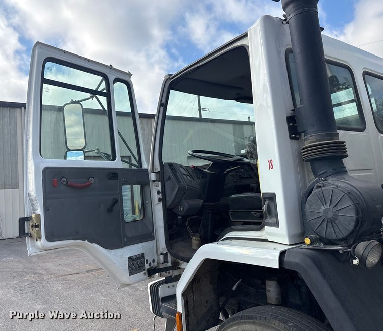 image for item EG8283 2002 Freightliner FC70 street sweeper