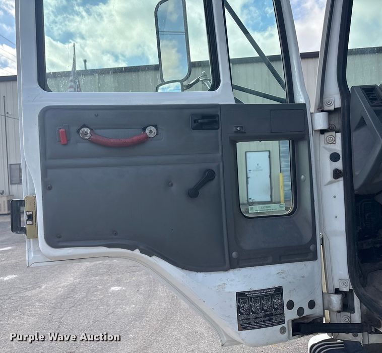 image for item EG8283 2002 Freightliner FC70 street sweeper