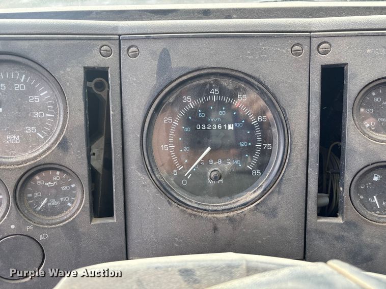 image for item EG8283 2002 Freightliner FC70 street sweeper