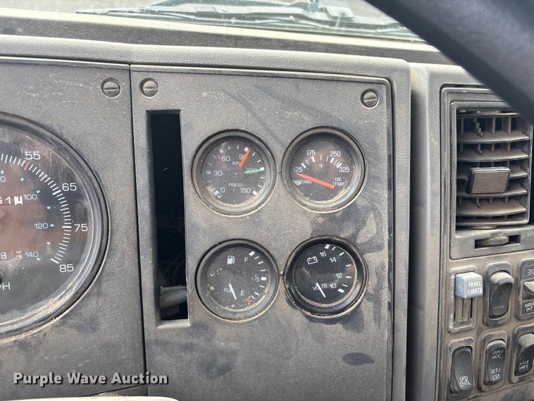 image for item EG8283 2002 Freightliner FC70 street sweeper