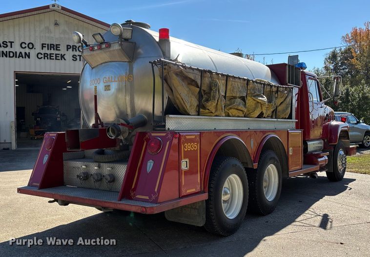 image for item EJ7706 1988 International F2554 pumper fire truck