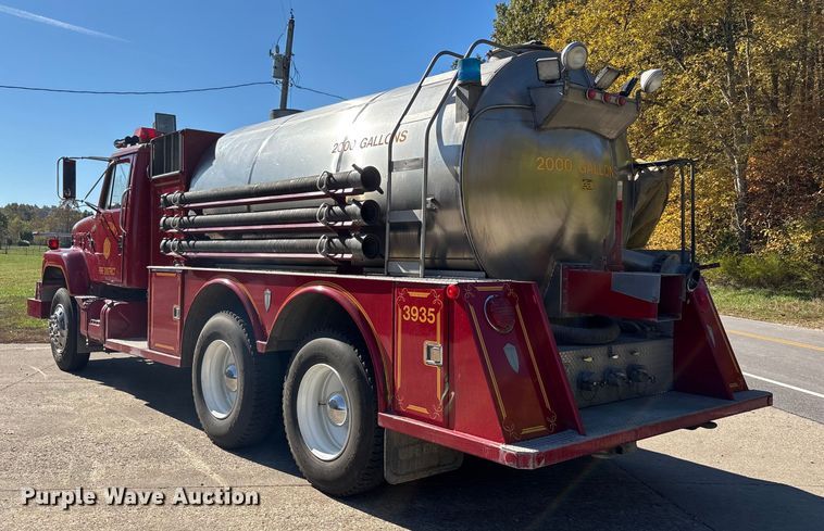 image for item EJ7706 1988 International F2554 pumper fire truck