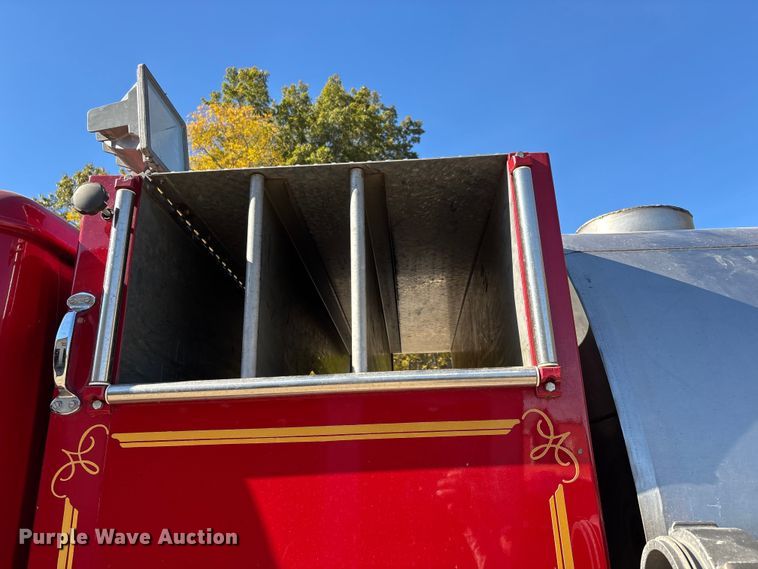 image for item EJ7706 1988 International F2554 pumper fire truck