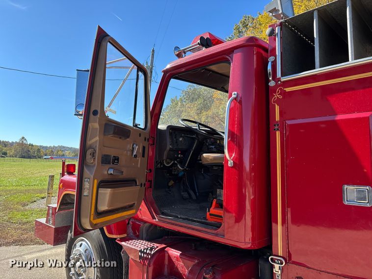 image for item EJ7706 1988 International F2554 pumper fire truck