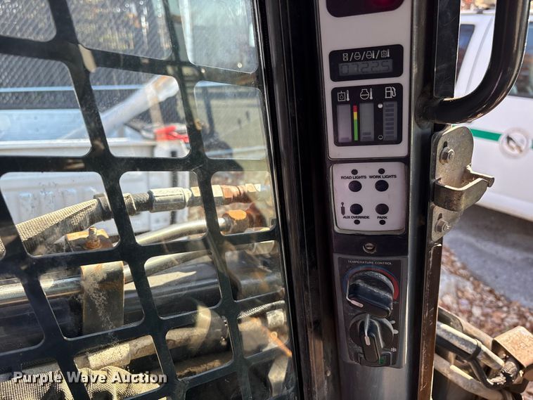 image for item EM6180 2008 New Holland L190 skid steer loader