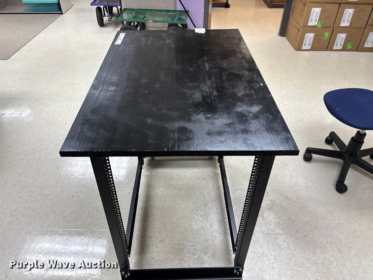 image for item EN5822 Server rack