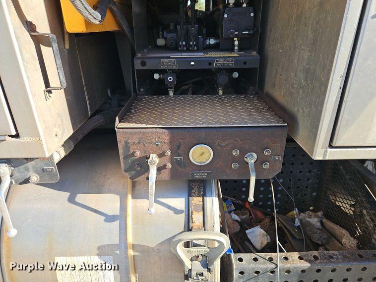 image for item EO4800 2003 International 7400 sewer rodder truck