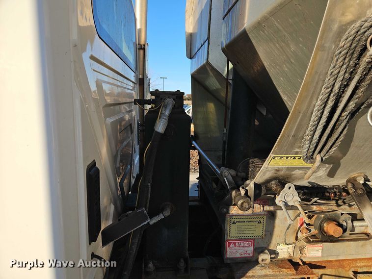 image for item EO4805 2009 International 7400 dump truck