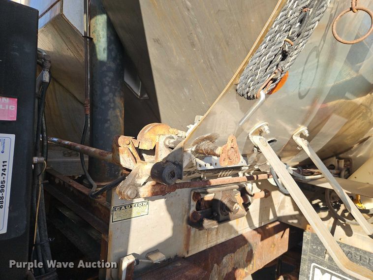 image for item EO4806 2006 International 7400 dump truck