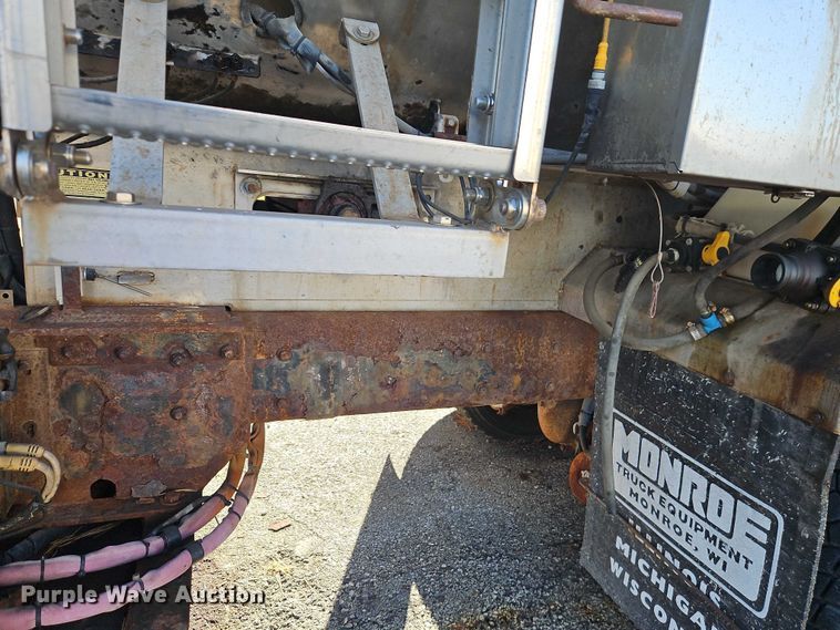 image for item EO4807 2006 International 7400 dump truck