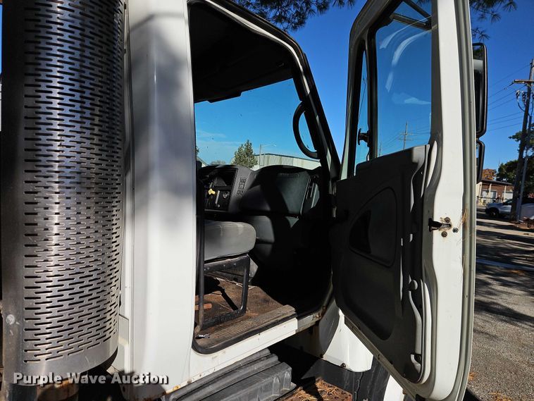 image for item EO4807 2006 International 7400 dump truck