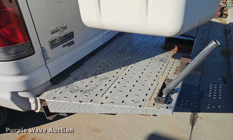 image for item EO4808 2012 Ford E350 Super Duty van with bucket lift