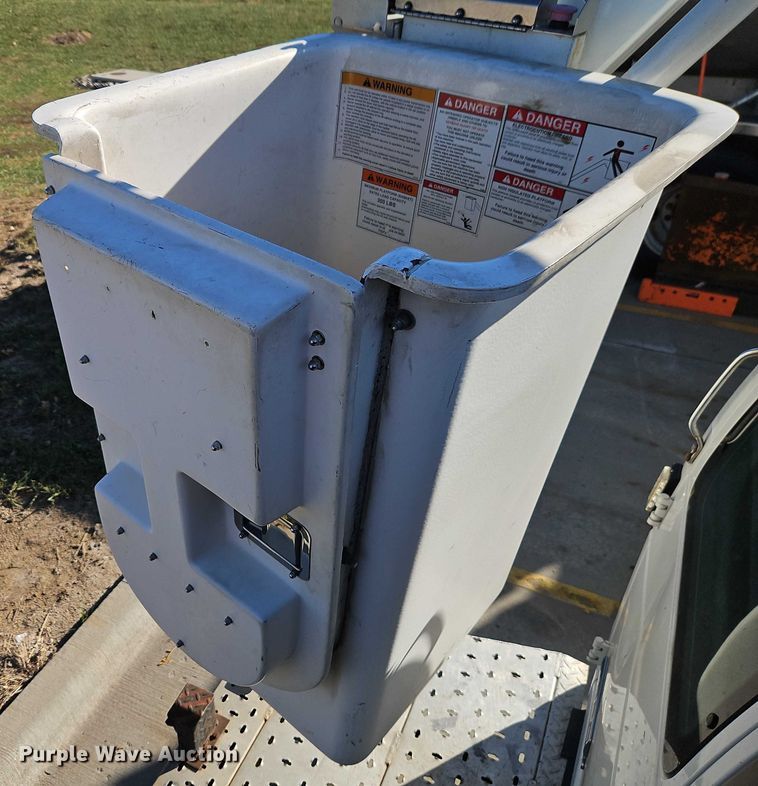 image for item EO4808 2012 Ford E350 Super Duty van with bucket lift