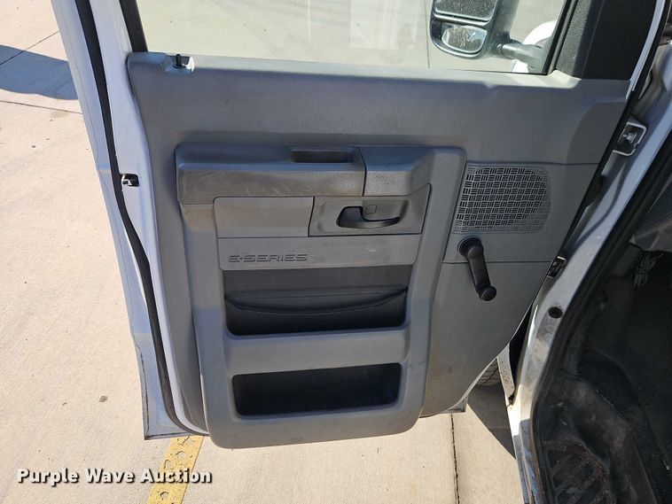 image for item EO4808 2012 Ford E350 Super Duty van with bucket lift