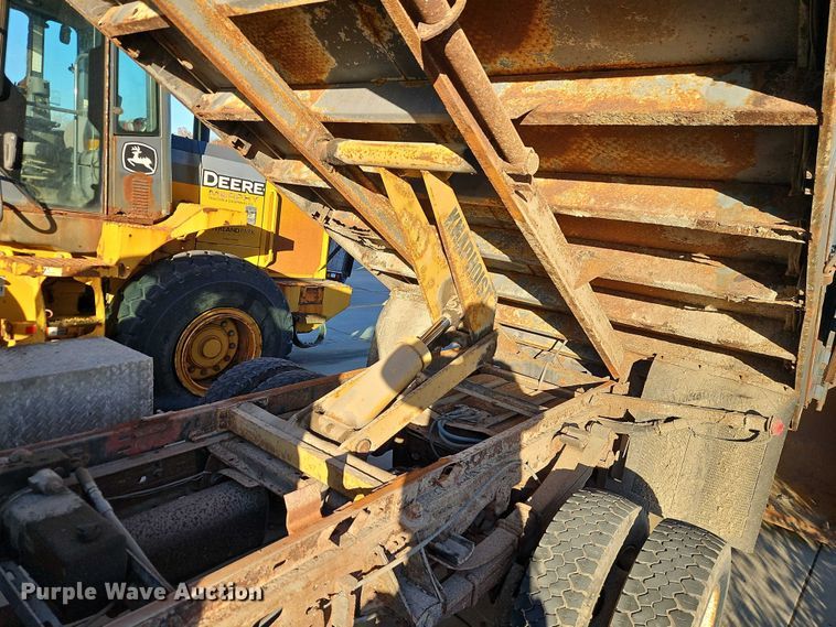 image for item EO4810 2000 Ford F450 Super Duty dump truck