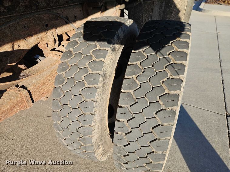 image for item EO4810 2000 Ford F450 Super Duty dump truck