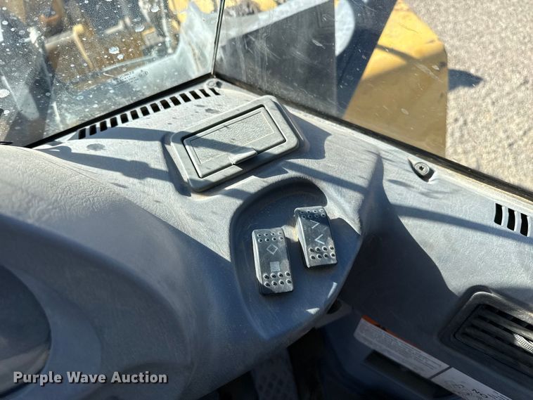 image for item EP2520 2006 Komatsu WA250-5L wheel loader