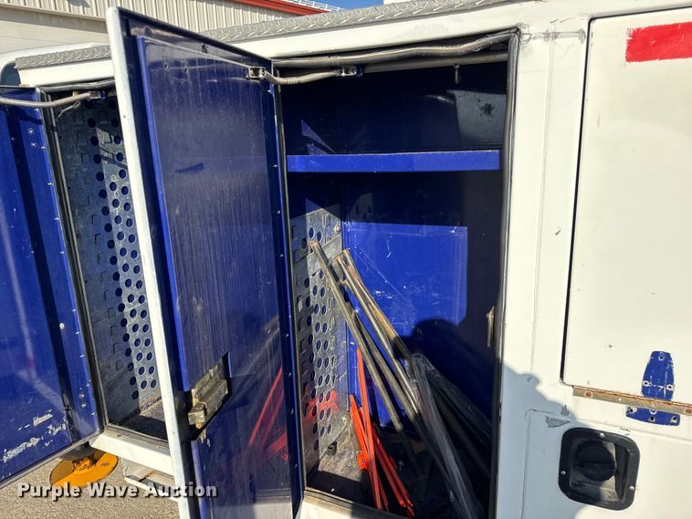 image for item ER0269 1998 GMC Sierra C3500 bucket truck