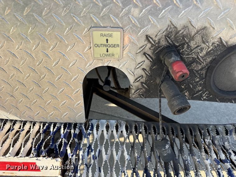 image for item ER0269 1998 GMC Sierra C3500 bucket truck