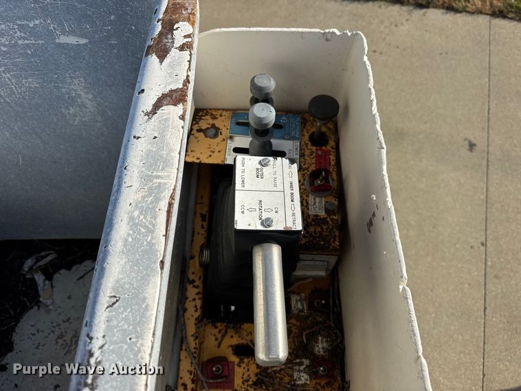 image for item ER0269 1998 GMC Sierra C3500 bucket truck