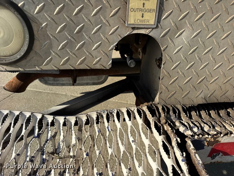 image for item ER0269 1998 GMC Sierra C3500 bucket truck