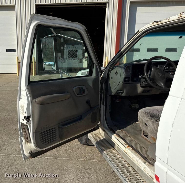 image for item ER0269 1998 GMC Sierra C3500 bucket truck