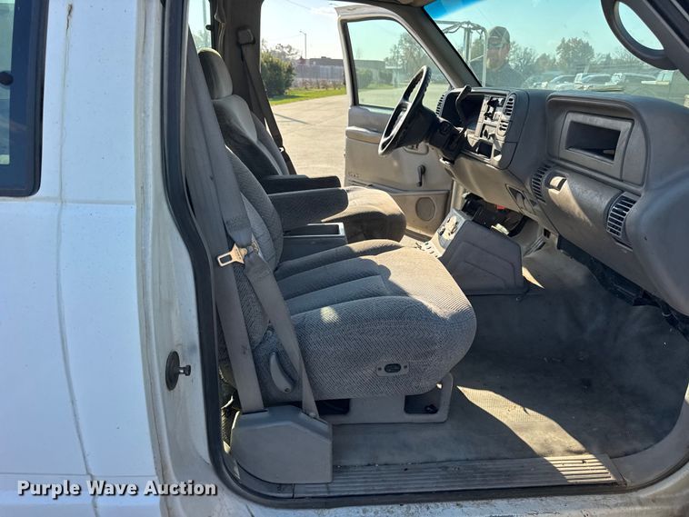 image for item ER0269 1998 GMC Sierra C3500 bucket truck