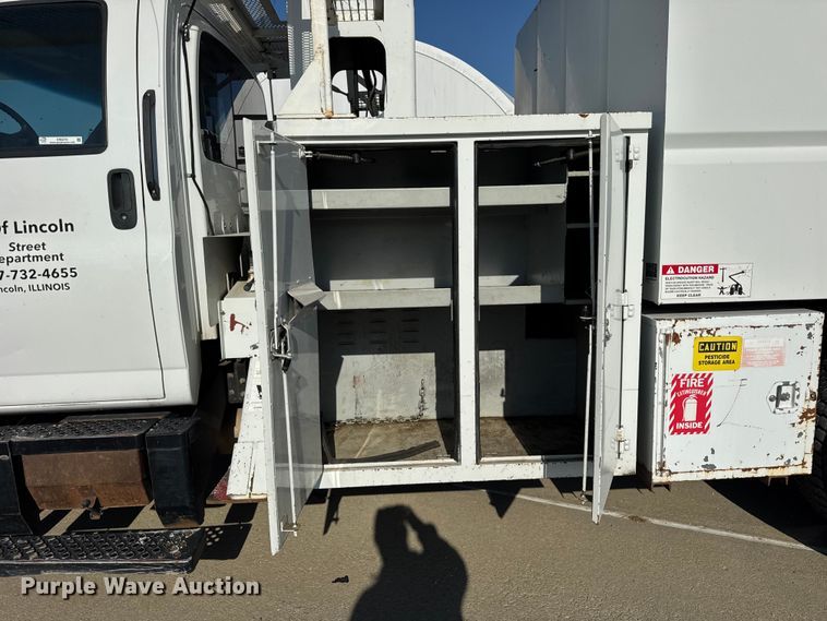 image for item ER0270 2003 Chevrolet C7500 forestry bucket truck