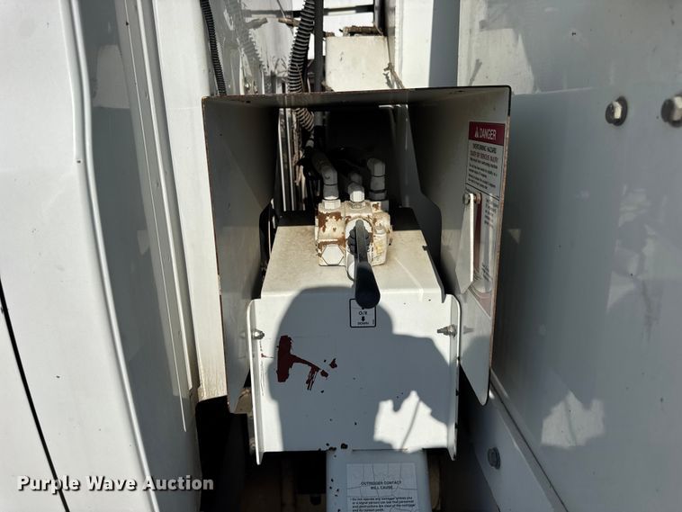 image for item ER0270 2003 Chevrolet C7500 forestry bucket truck